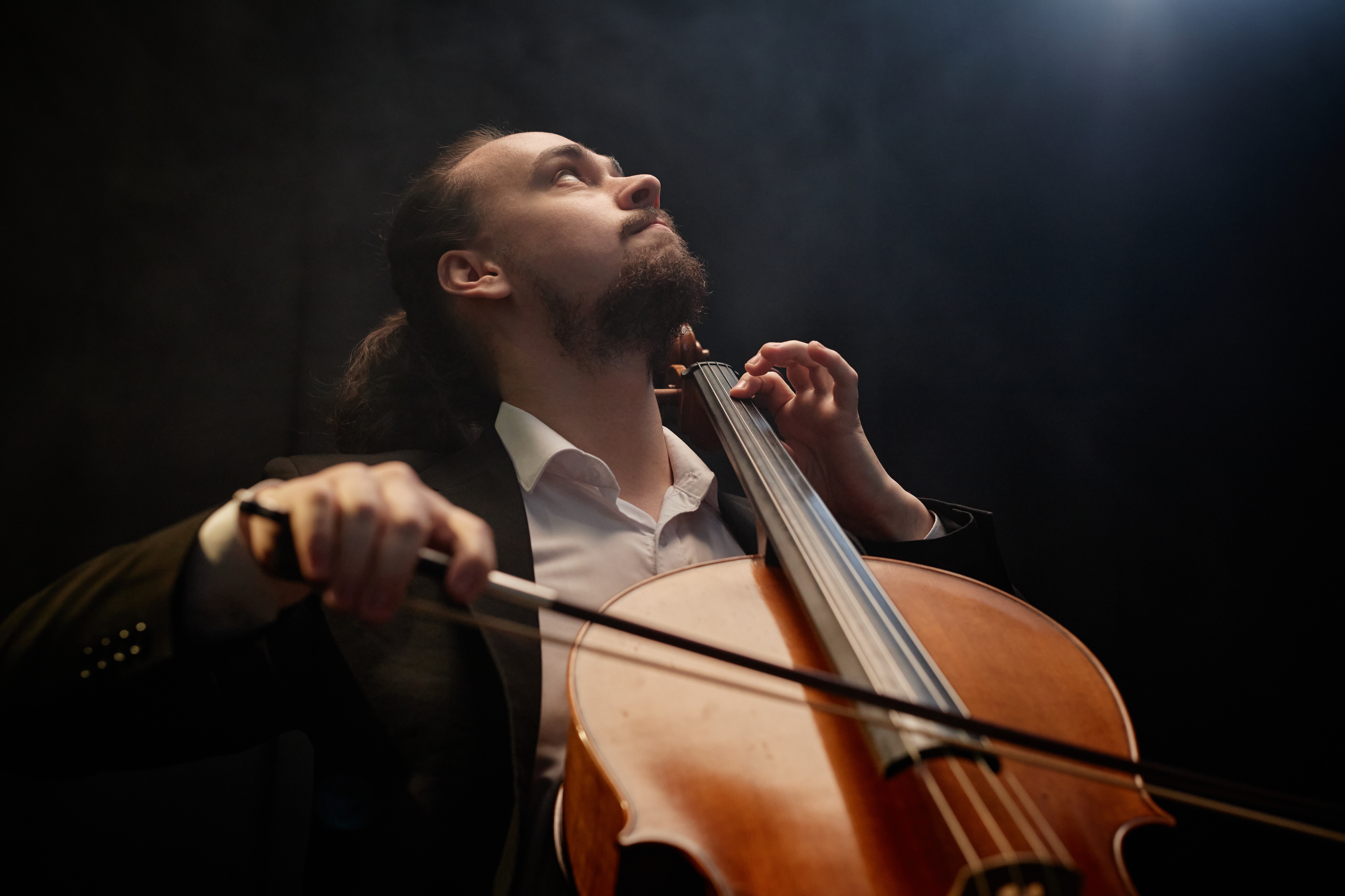 Cellist auf der Bühne als Stimmungsbild für Mietcello in Stuttgart